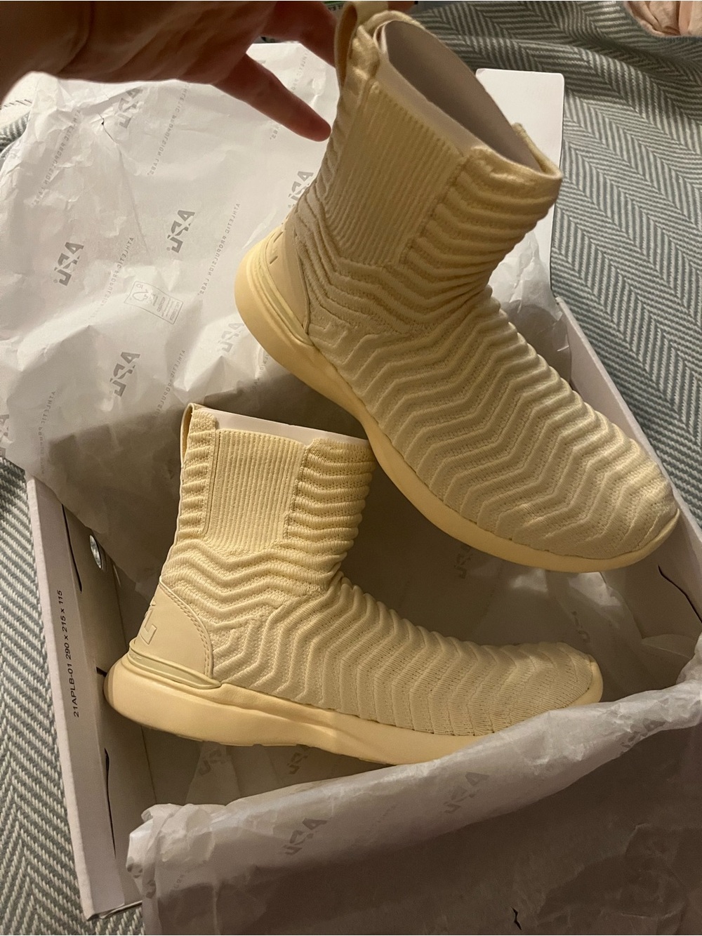 New in box: $350 APL Techloom Chelsea boot, Vanilla, Size Youth 3 or Women’s 5.5